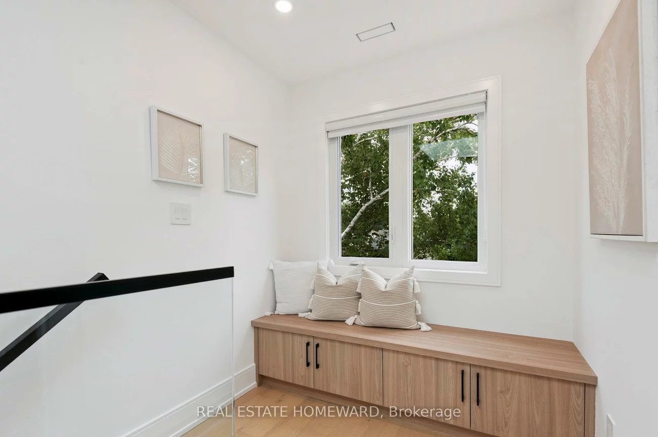 32, Westlake, Woodbine-Lumsden, Toronto