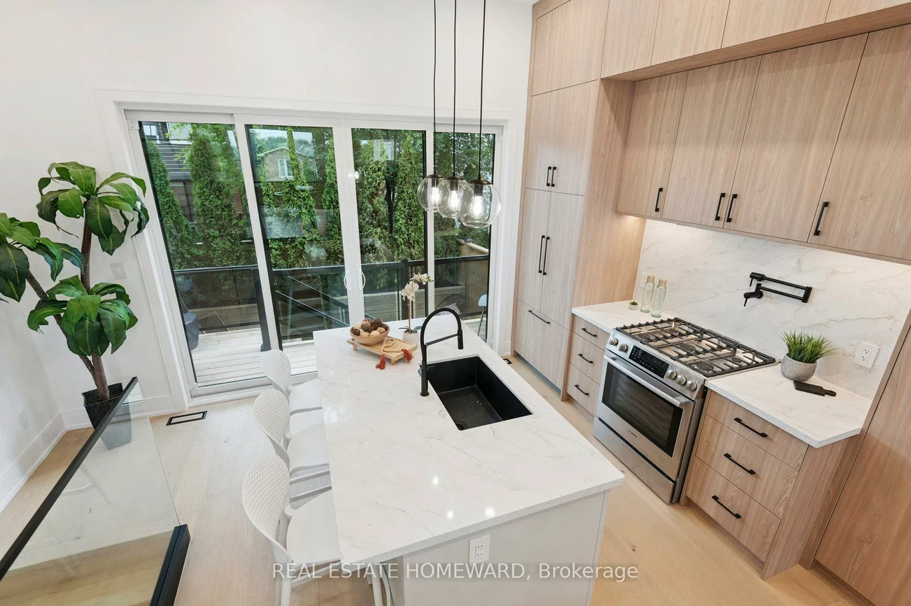 32, Westlake, Woodbine-Lumsden, Toronto