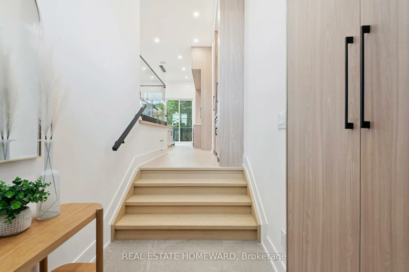 32, Westlake, Woodbine-Lumsden, Toronto