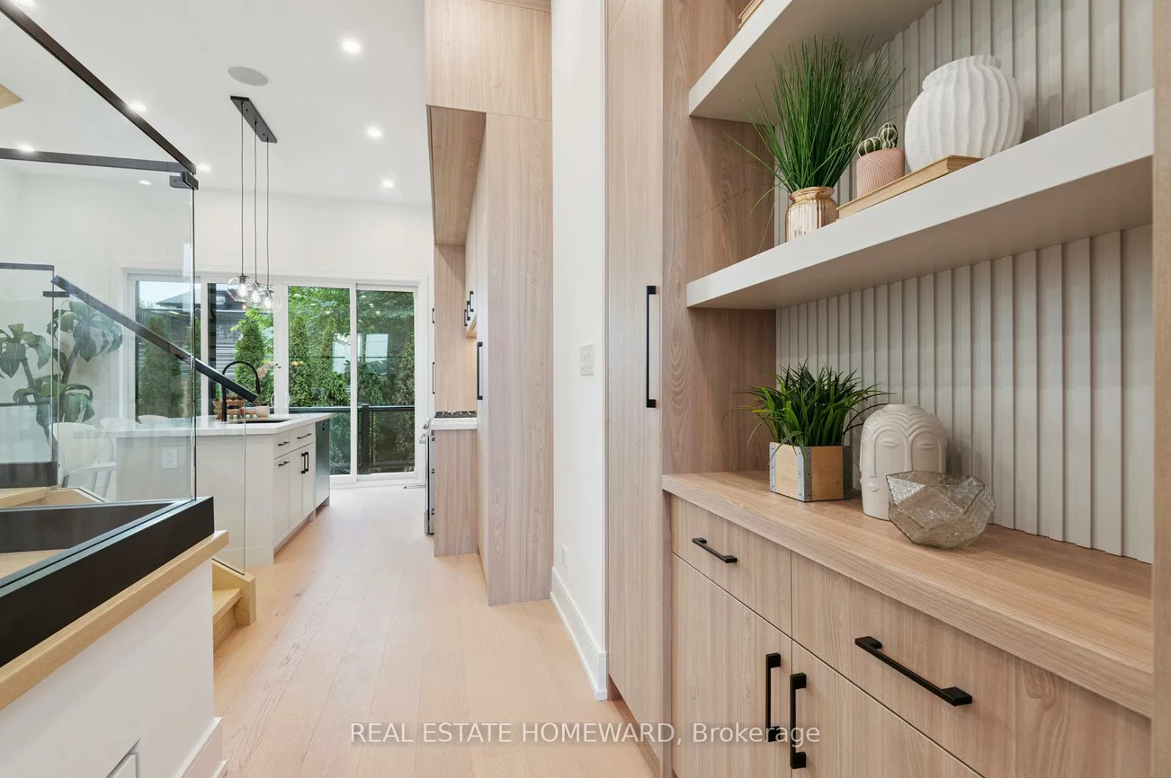 32, Westlake, Woodbine-Lumsden, Toronto