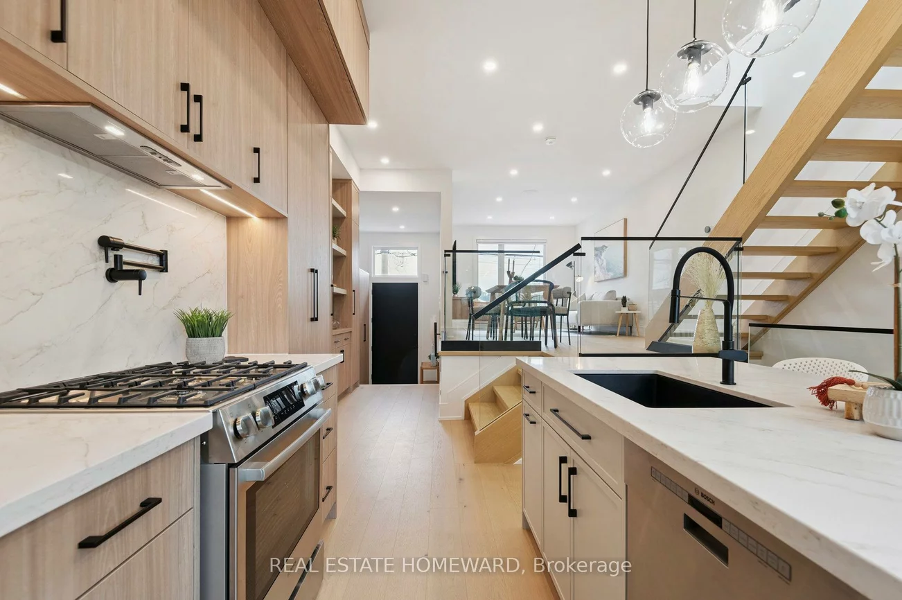 32, Westlake, Woodbine-Lumsden, Toronto