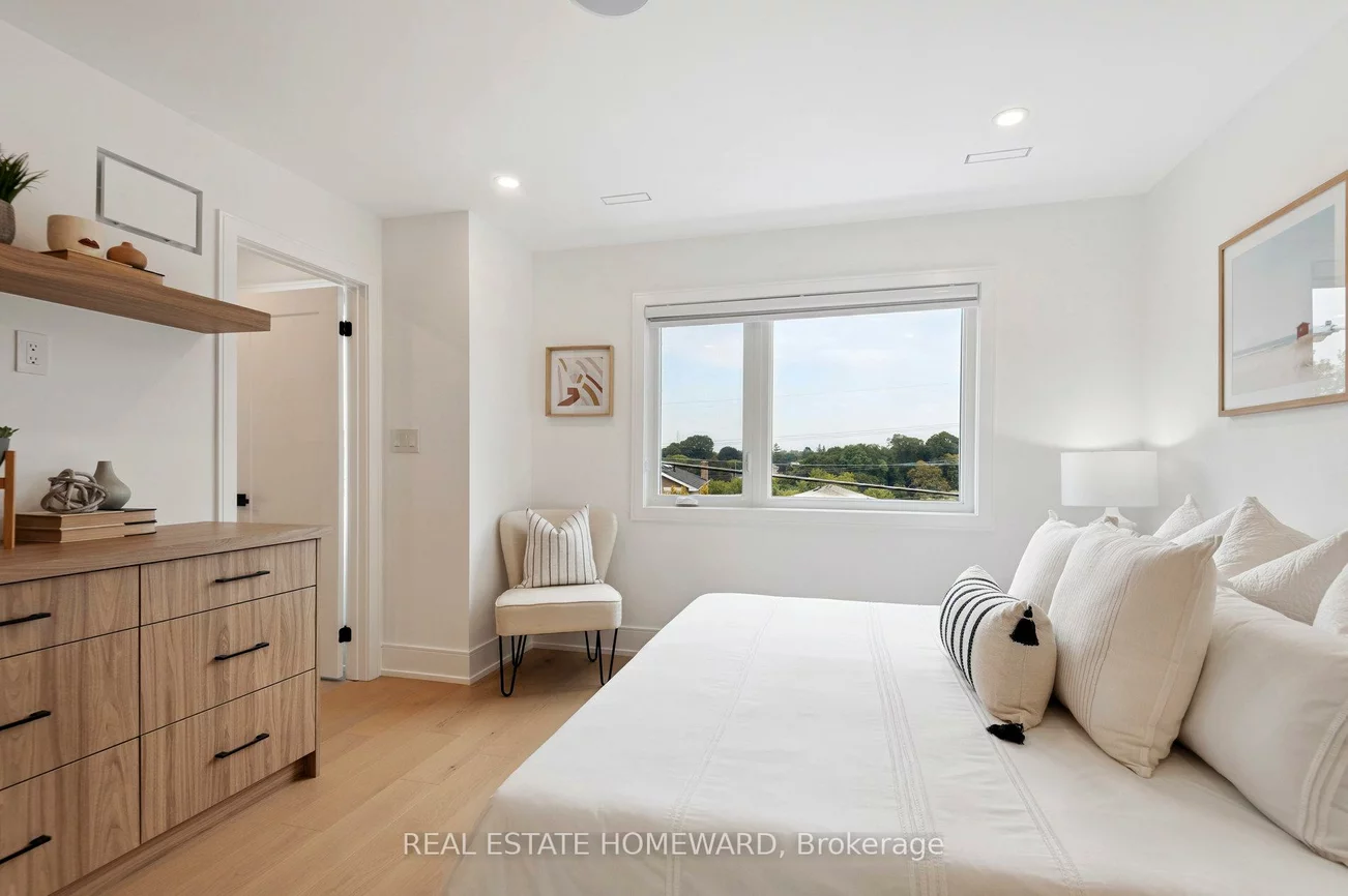 32, Westlake, Woodbine-Lumsden, Toronto