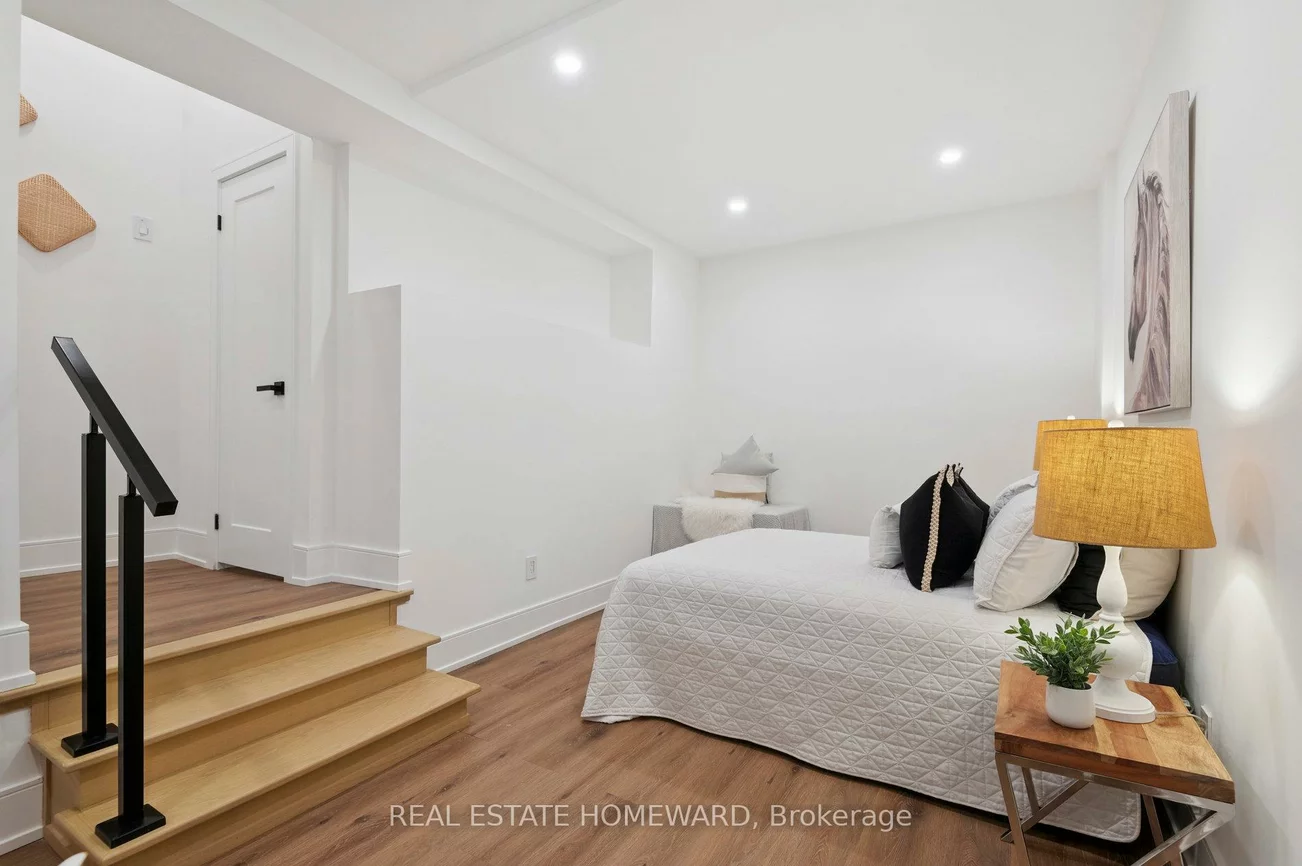 32, Westlake, Woodbine-Lumsden, Toronto