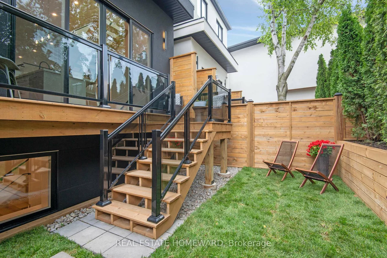 32, Westlake, Woodbine-Lumsden, Toronto