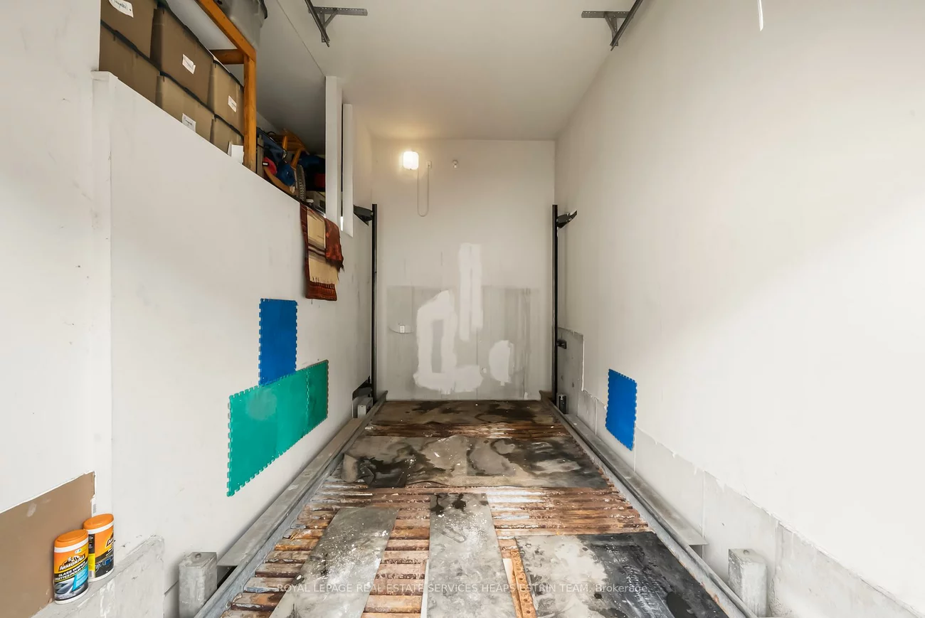 84, Woodbine, The Beaches, Toronto