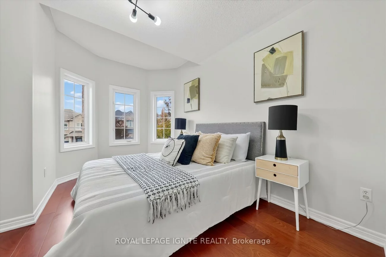 163, Seasons, Rouge E11, Toronto