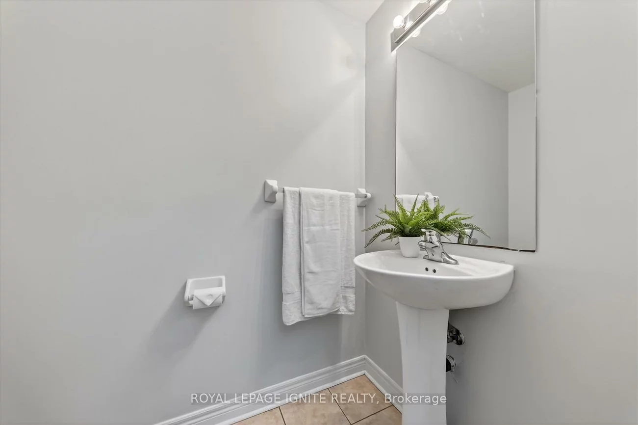 163, Seasons, Rouge E11, Toronto