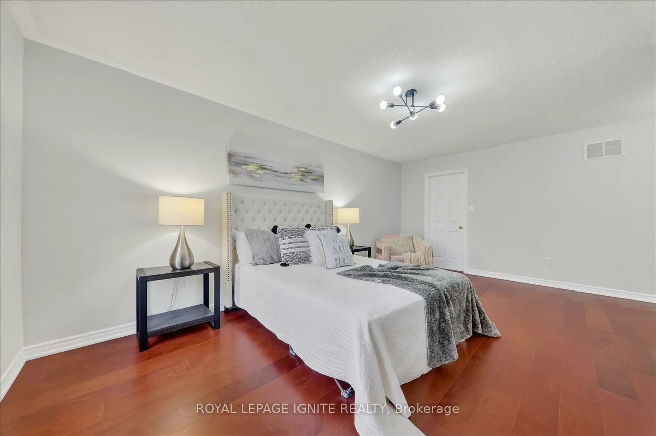 163, Seasons, Rouge E11, Toronto