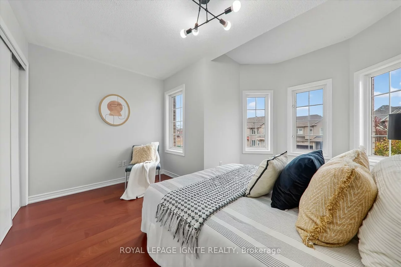 163, Seasons, Rouge E11, Toronto