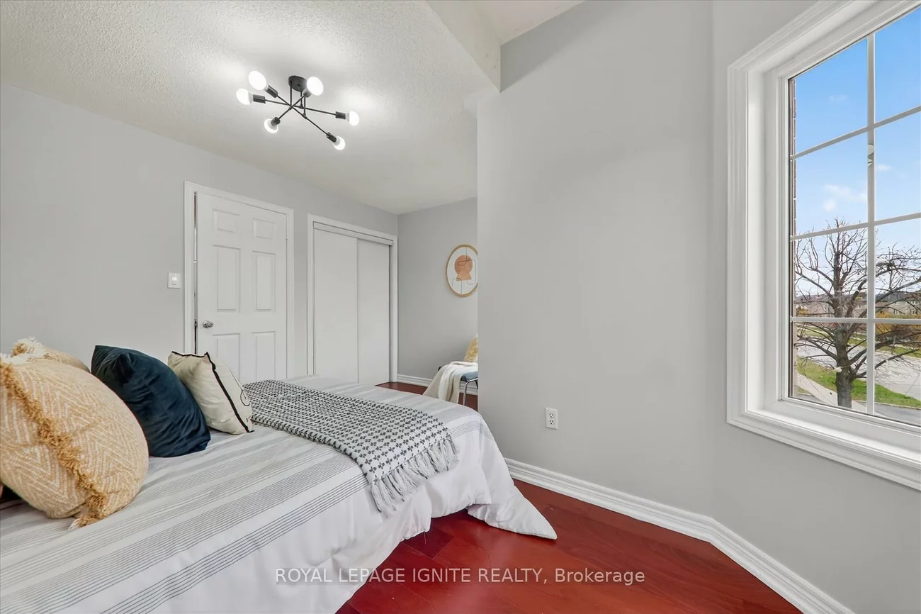 163, Seasons, Rouge E11, Toronto