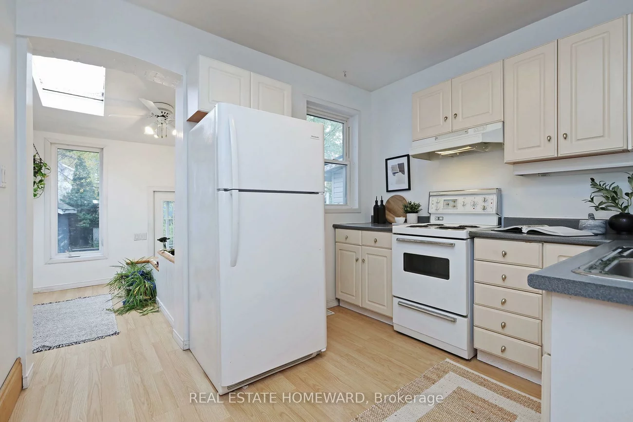 281, Queensdale, Danforth Village-East York, Toronto