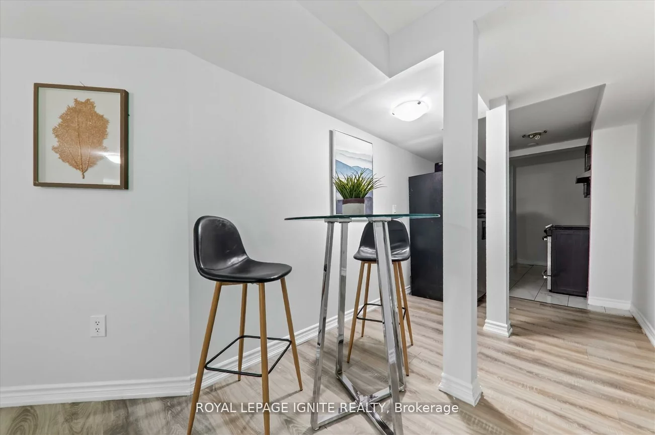 163, Seasons, Rouge E11, Toronto