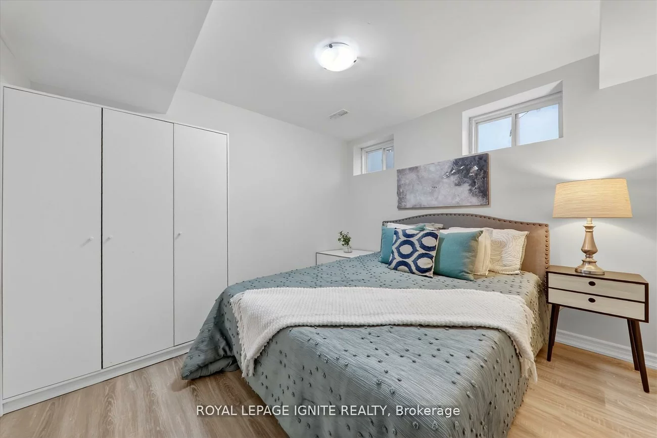 163, Seasons, Rouge E11, Toronto