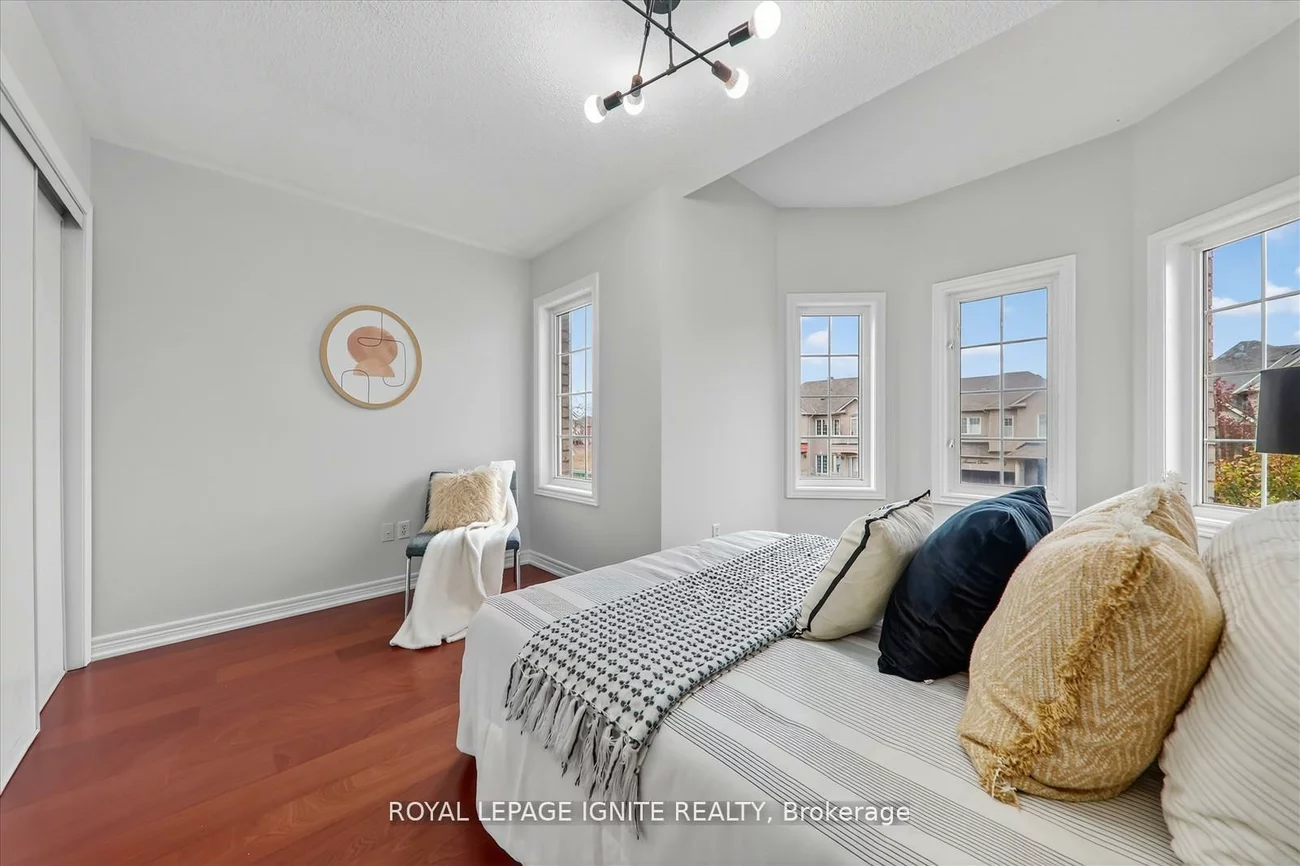 163, Seasons, Rouge E11, Toronto