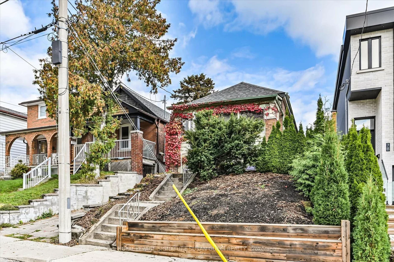 9, Everett, Woodbine-Lumsden, Toronto