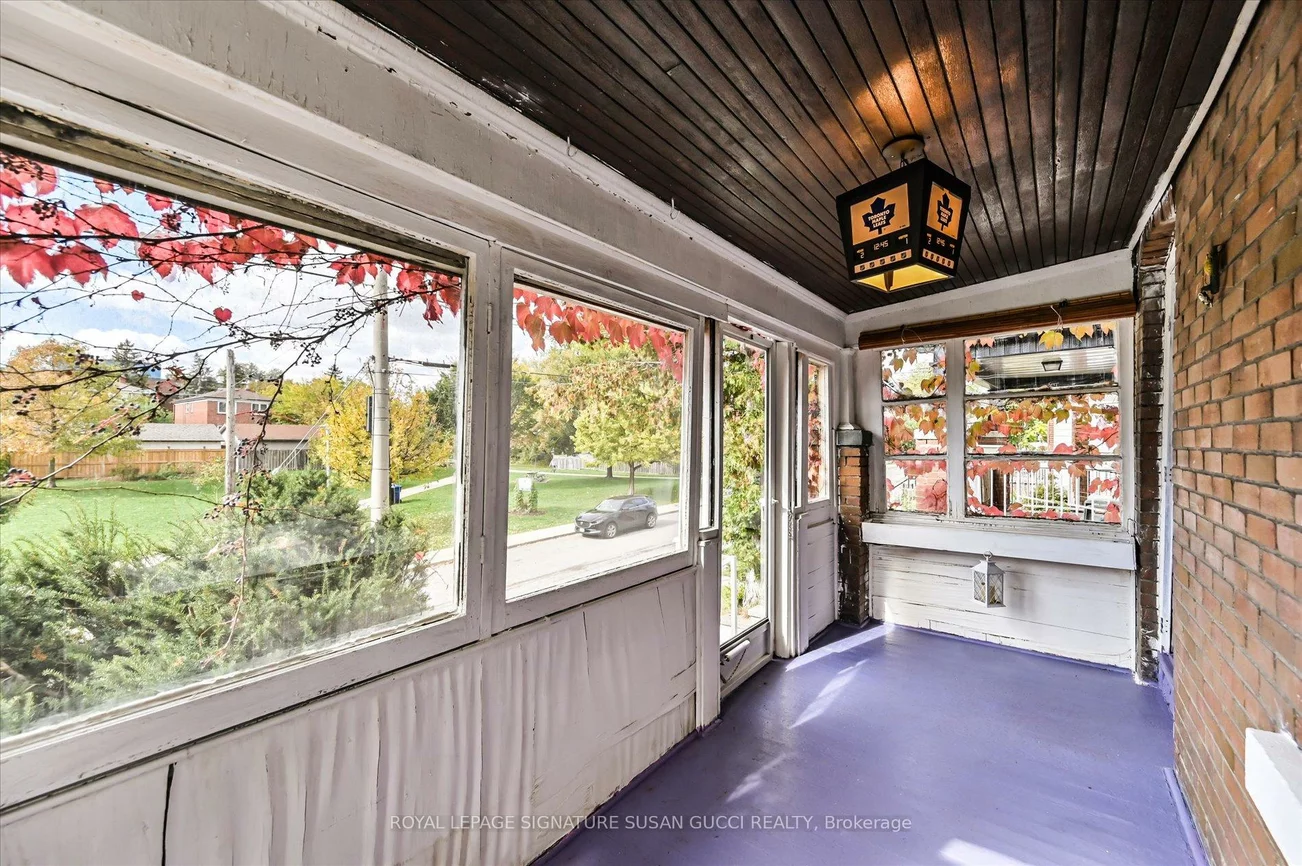 9, Everett, Woodbine-Lumsden, Toronto