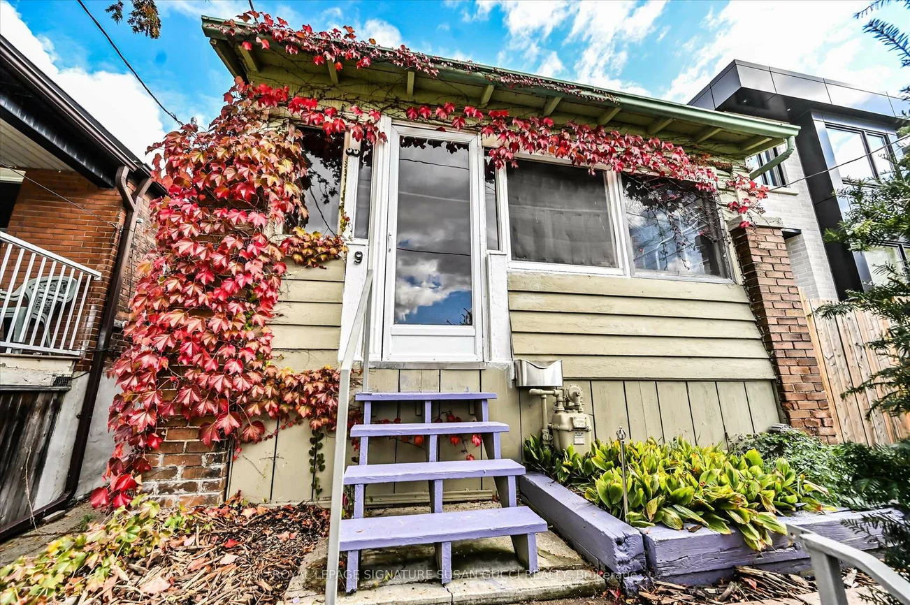 9, Everett, Woodbine-Lumsden, Toronto