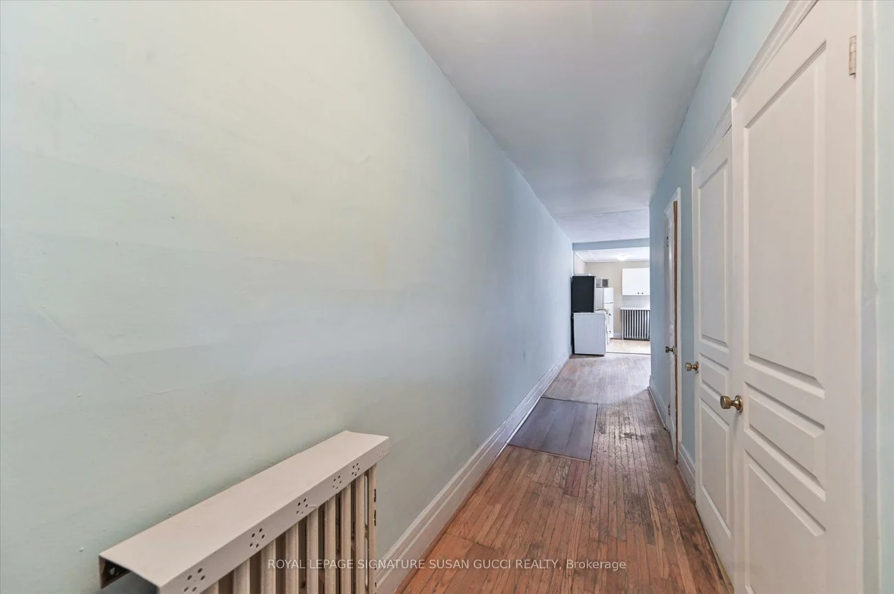 9, Everett, Woodbine-Lumsden, Toronto