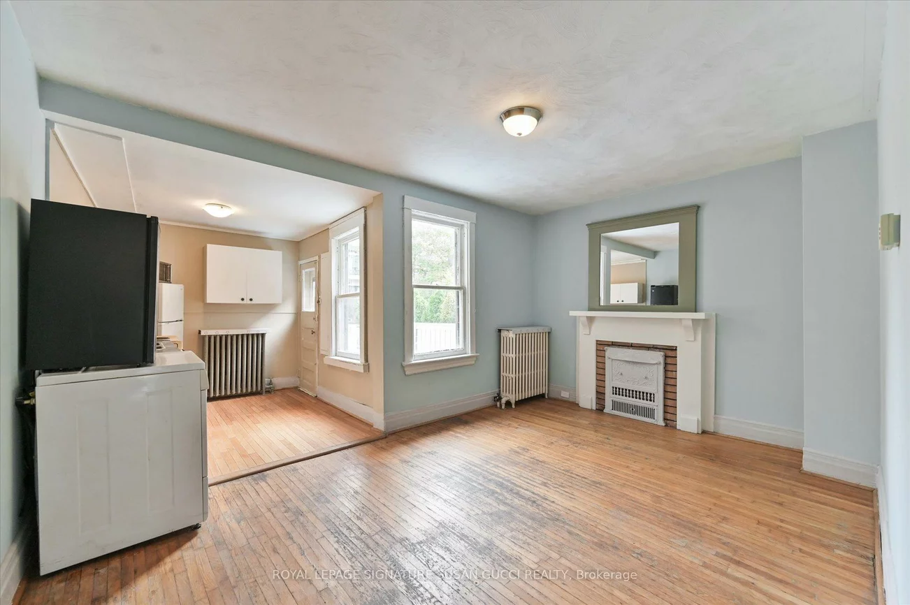 9, Everett, Woodbine-Lumsden, Toronto