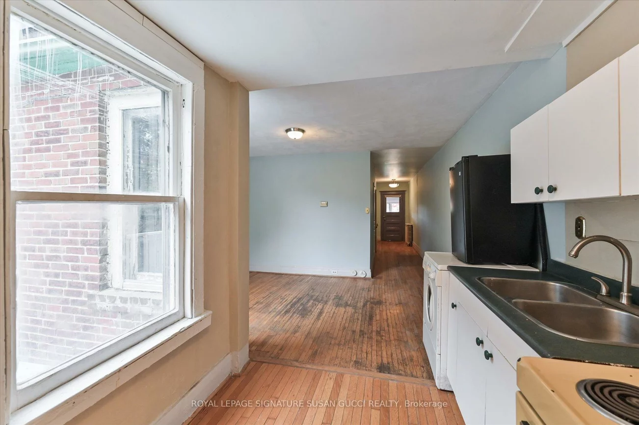 9, Everett, Woodbine-Lumsden, Toronto