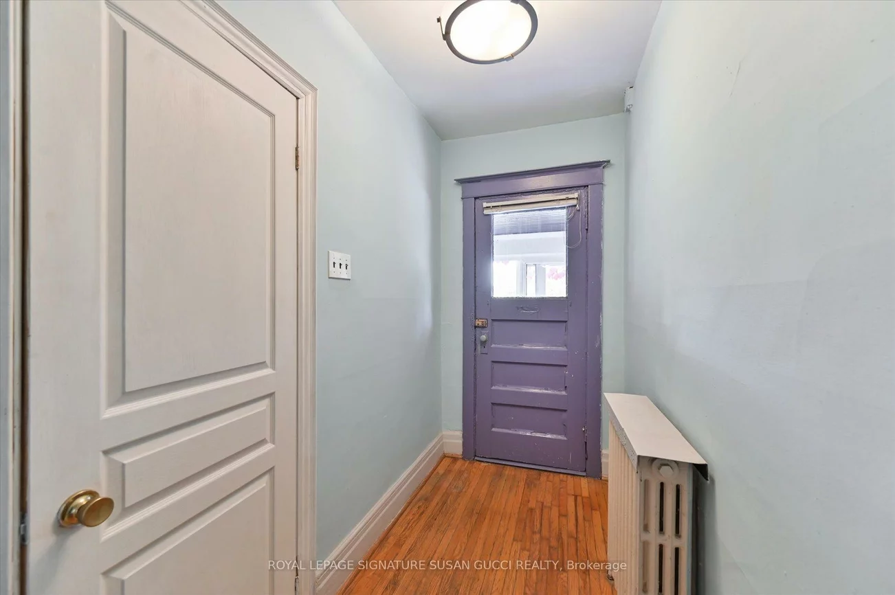 9, Everett, Woodbine-Lumsden, Toronto