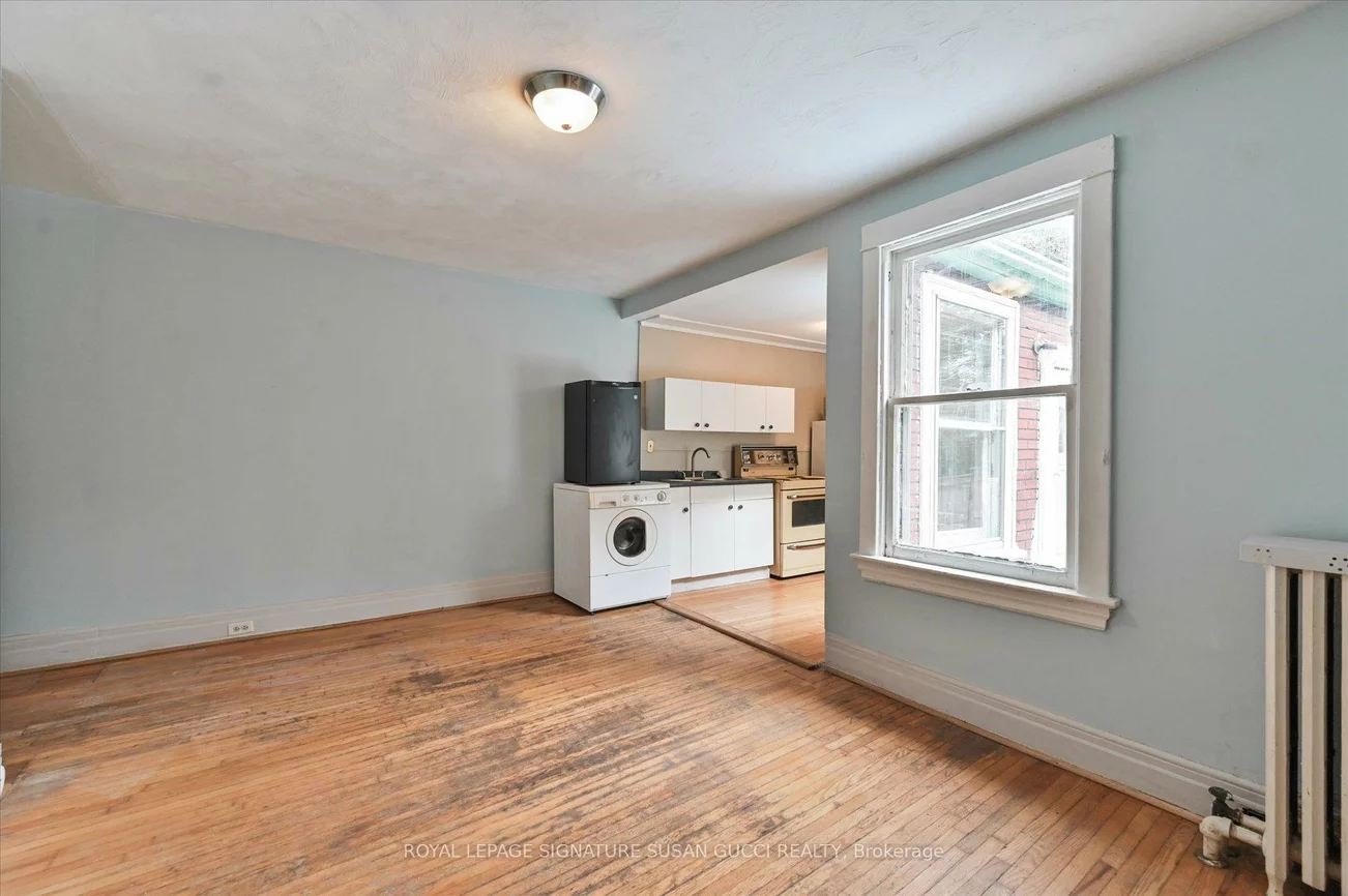 9, Everett, Woodbine-Lumsden, Toronto