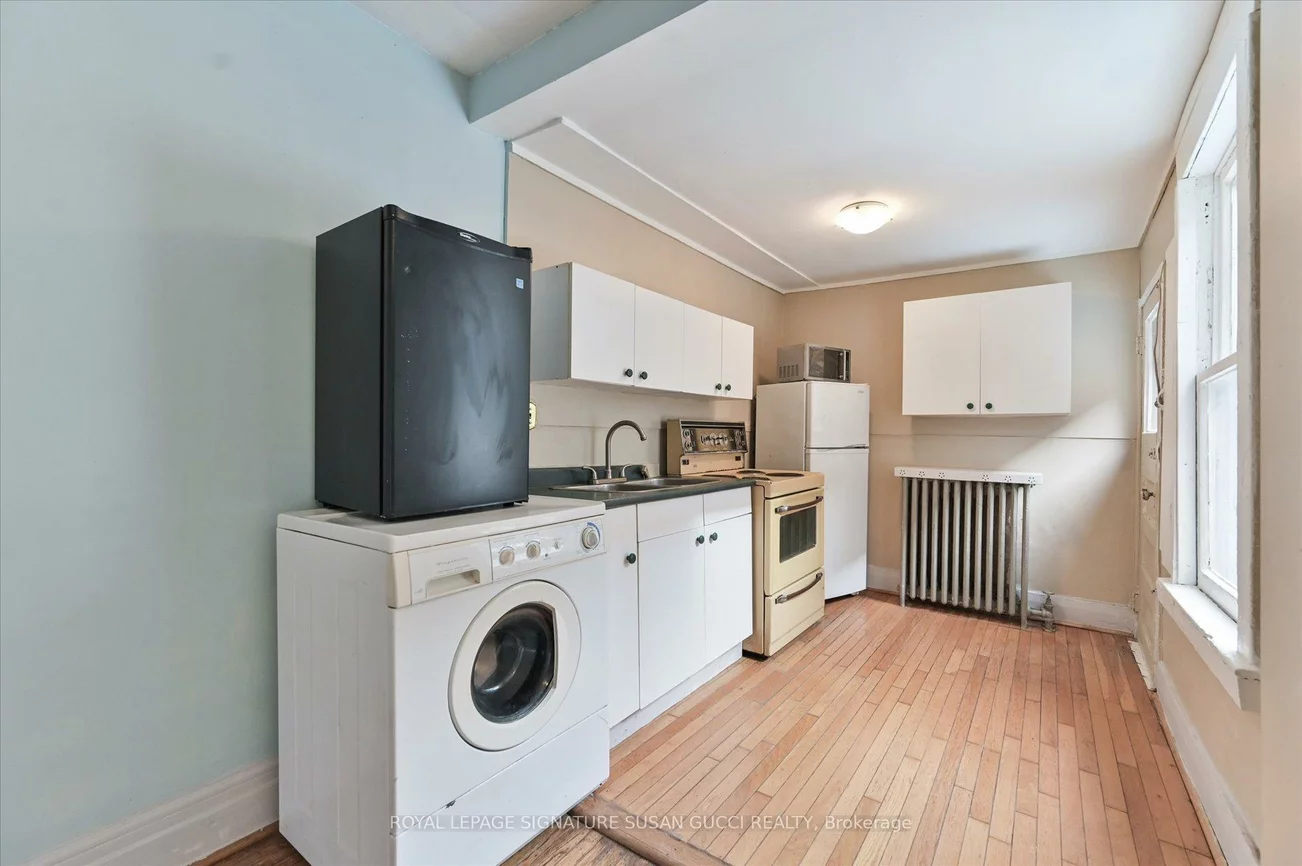 9, Everett, Woodbine-Lumsden, Toronto