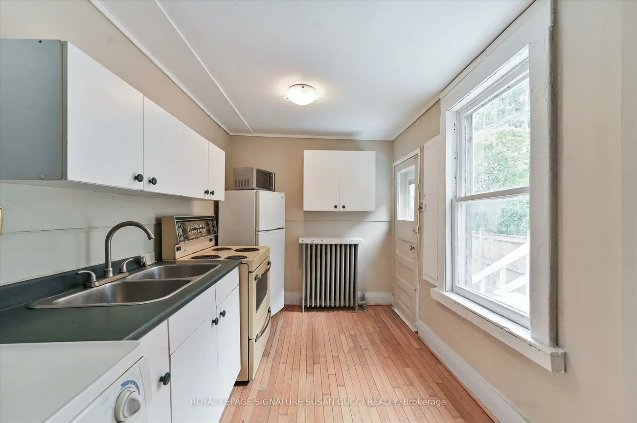 9, Everett, Woodbine-Lumsden, Toronto