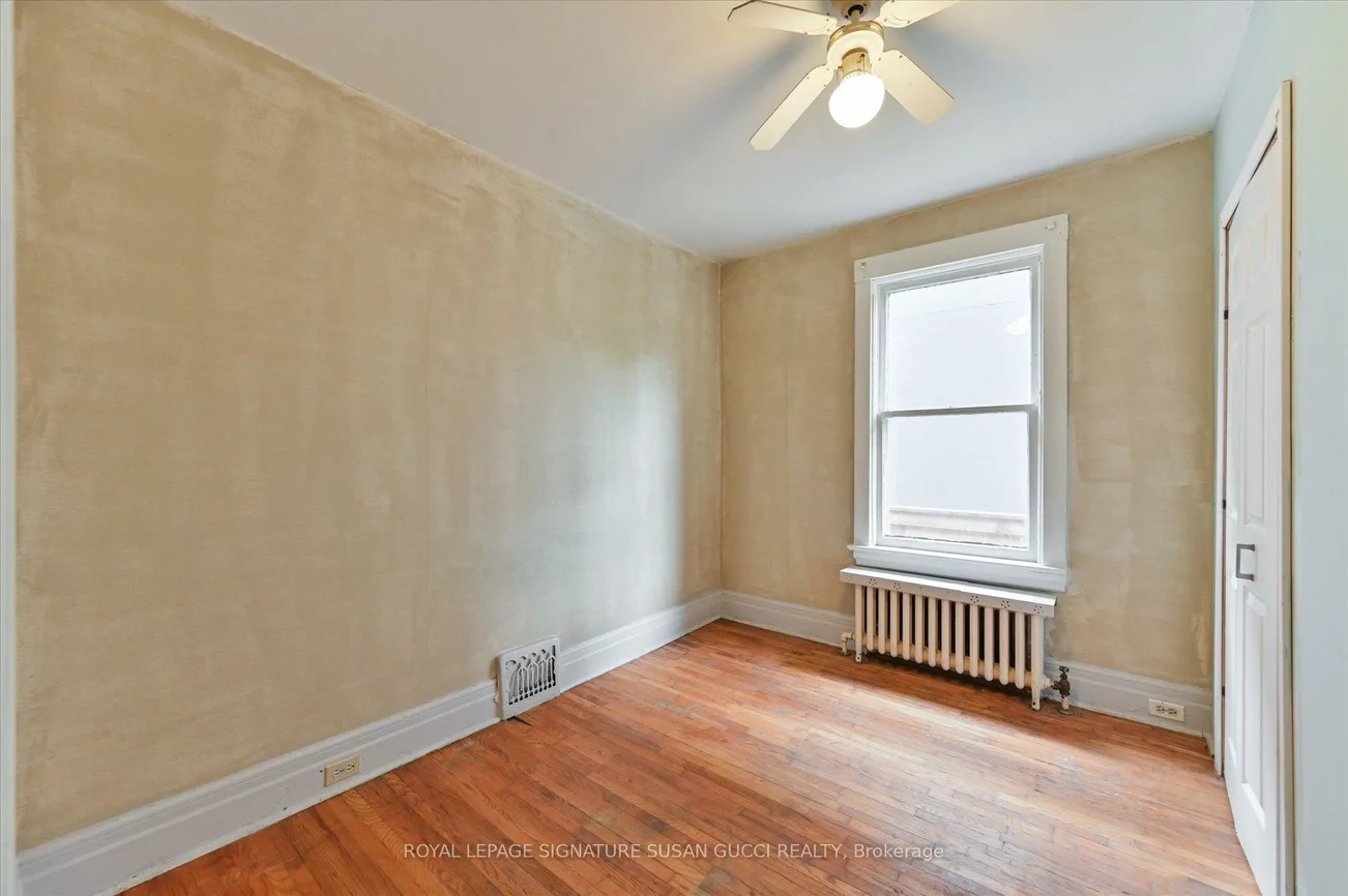 9, Everett, Woodbine-Lumsden, Toronto