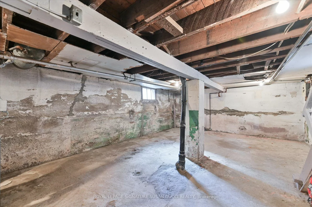 9, Everett, Woodbine-Lumsden, Toronto