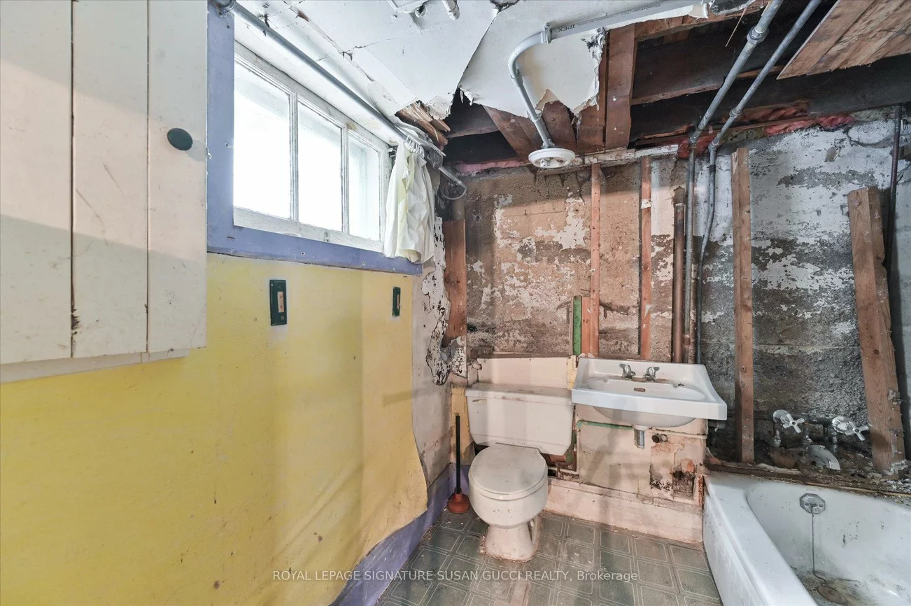 9, Everett, Woodbine-Lumsden, Toronto