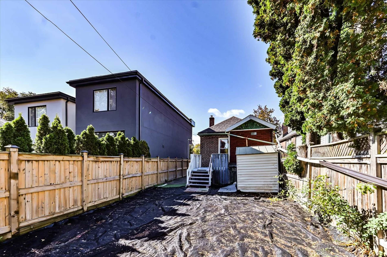 9, Everett, Woodbine-Lumsden, Toronto