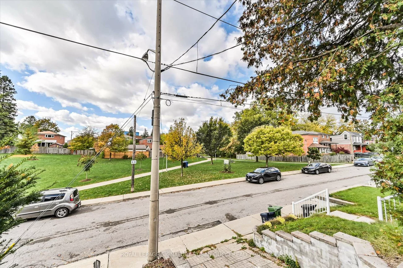 9, Everett, Woodbine-Lumsden, Toronto