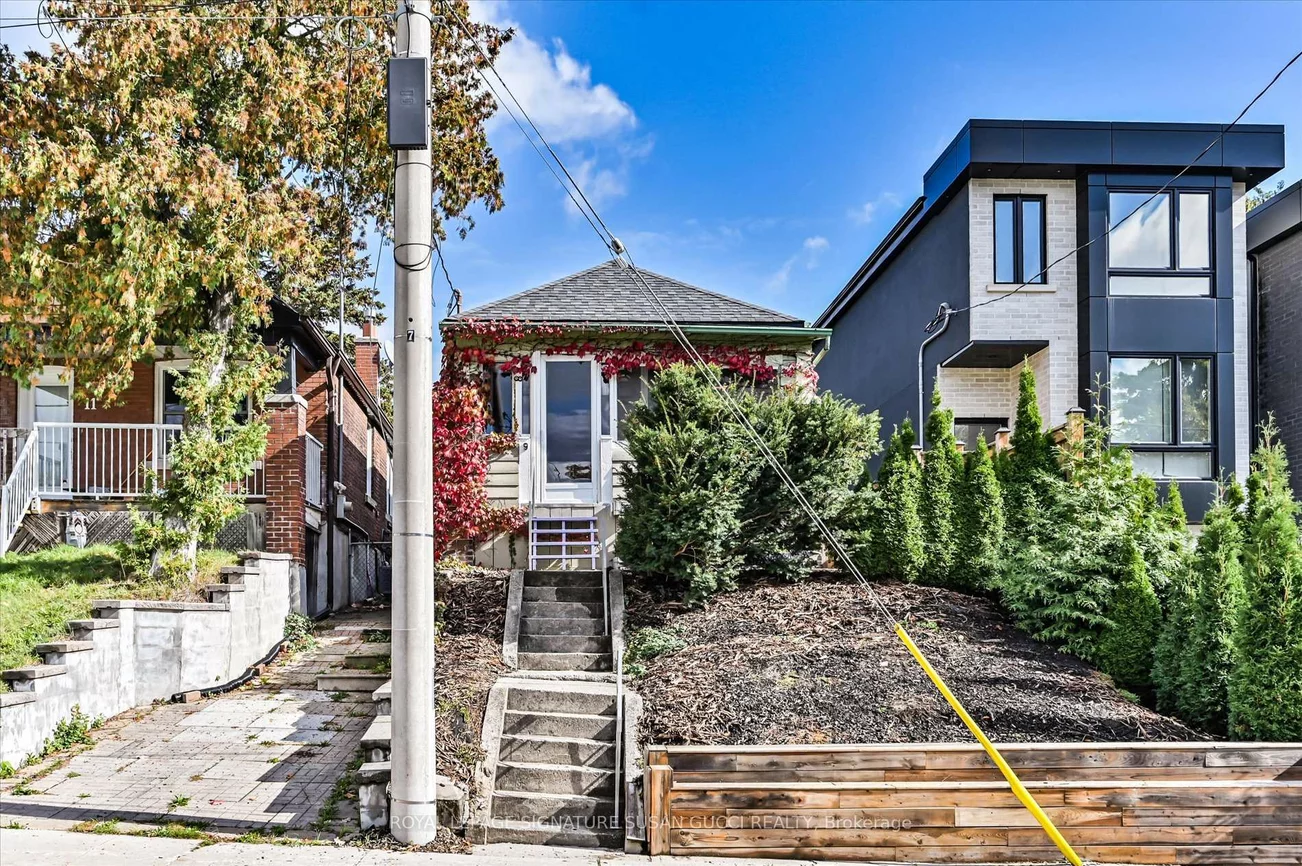 9, Everett, Woodbine-Lumsden, Toronto