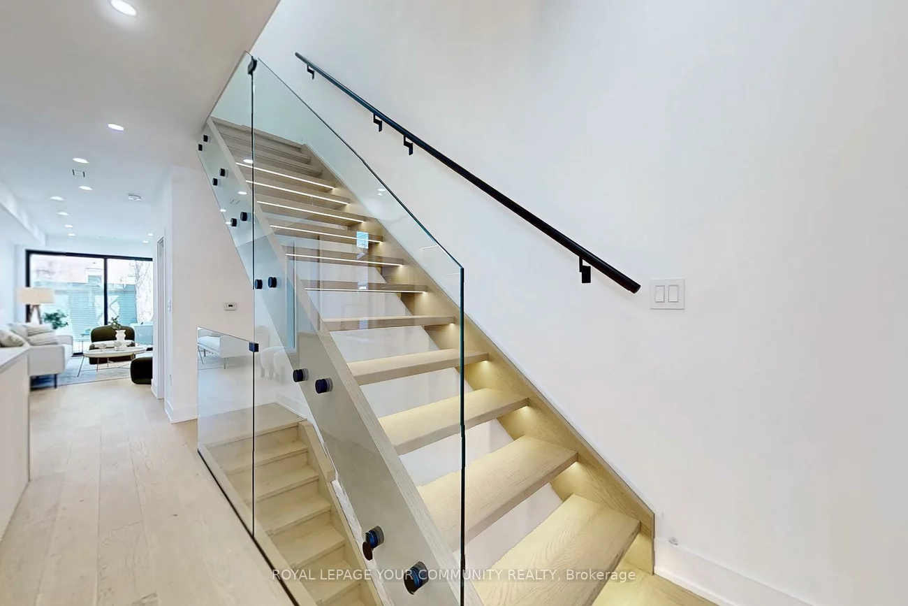 32, Endean, South Riverdale, Toronto