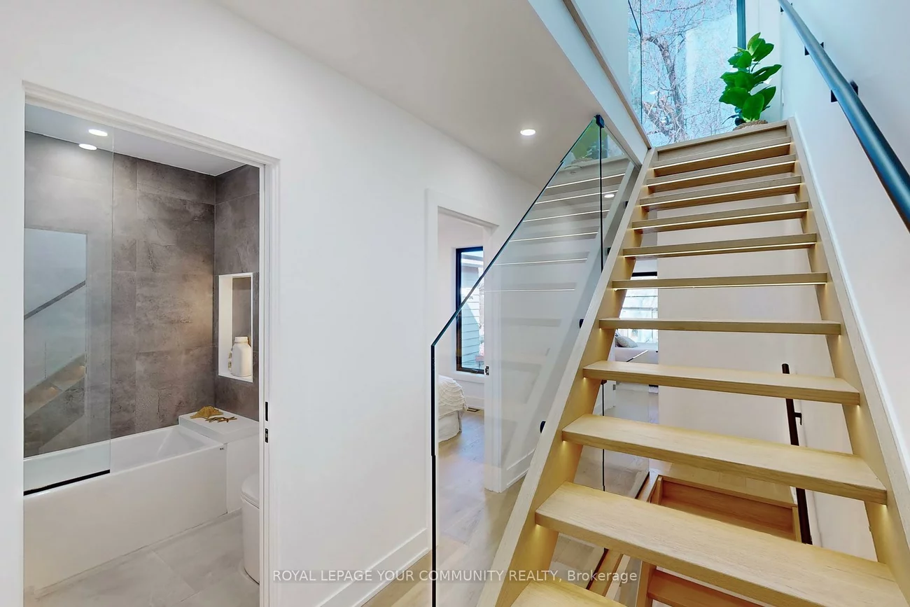 32, Endean, South Riverdale, Toronto