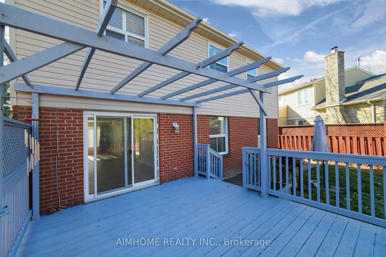 28, Longbow, Steeles, Toronto