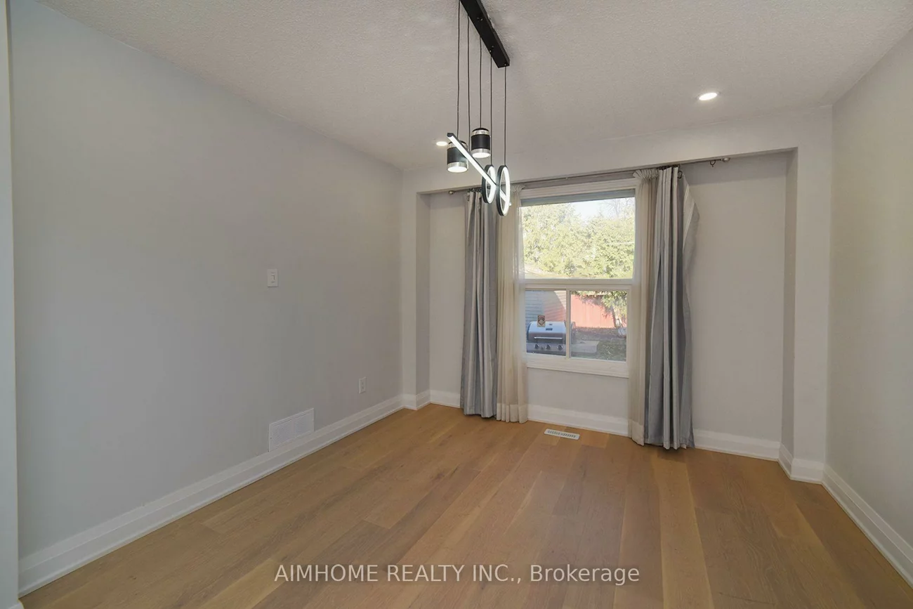 28, Longbow, Steeles, Toronto