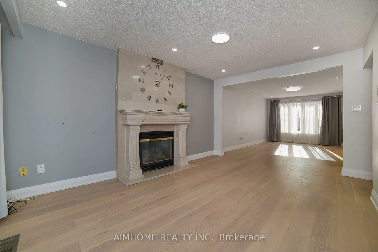 28, Longbow, Steeles, Toronto