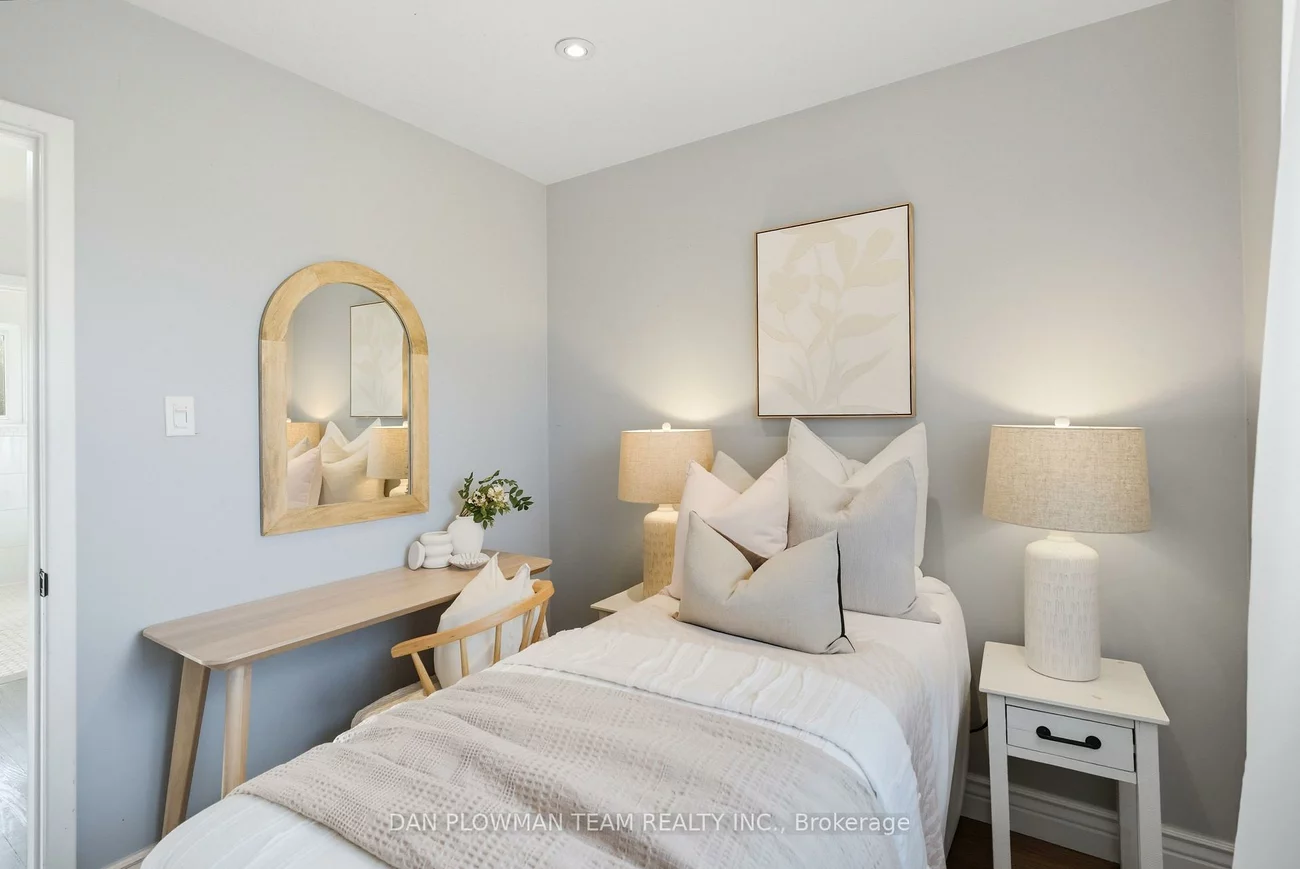 22, Athenia, West Hill, Toronto