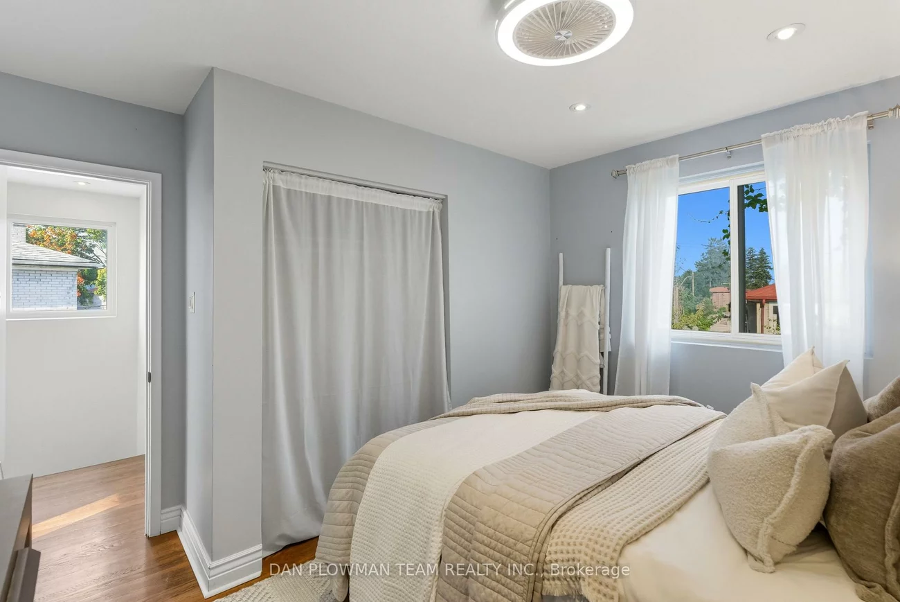 22, Athenia, West Hill, Toronto