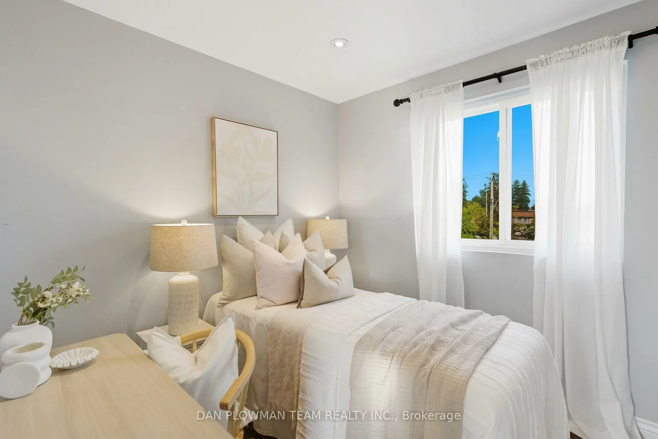 22, Athenia, West Hill, Toronto