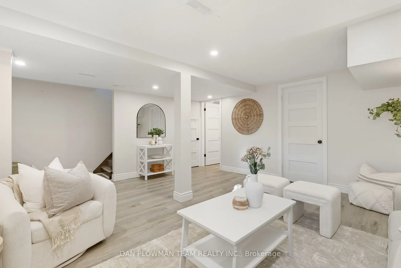 22, Athenia, West Hill, Toronto