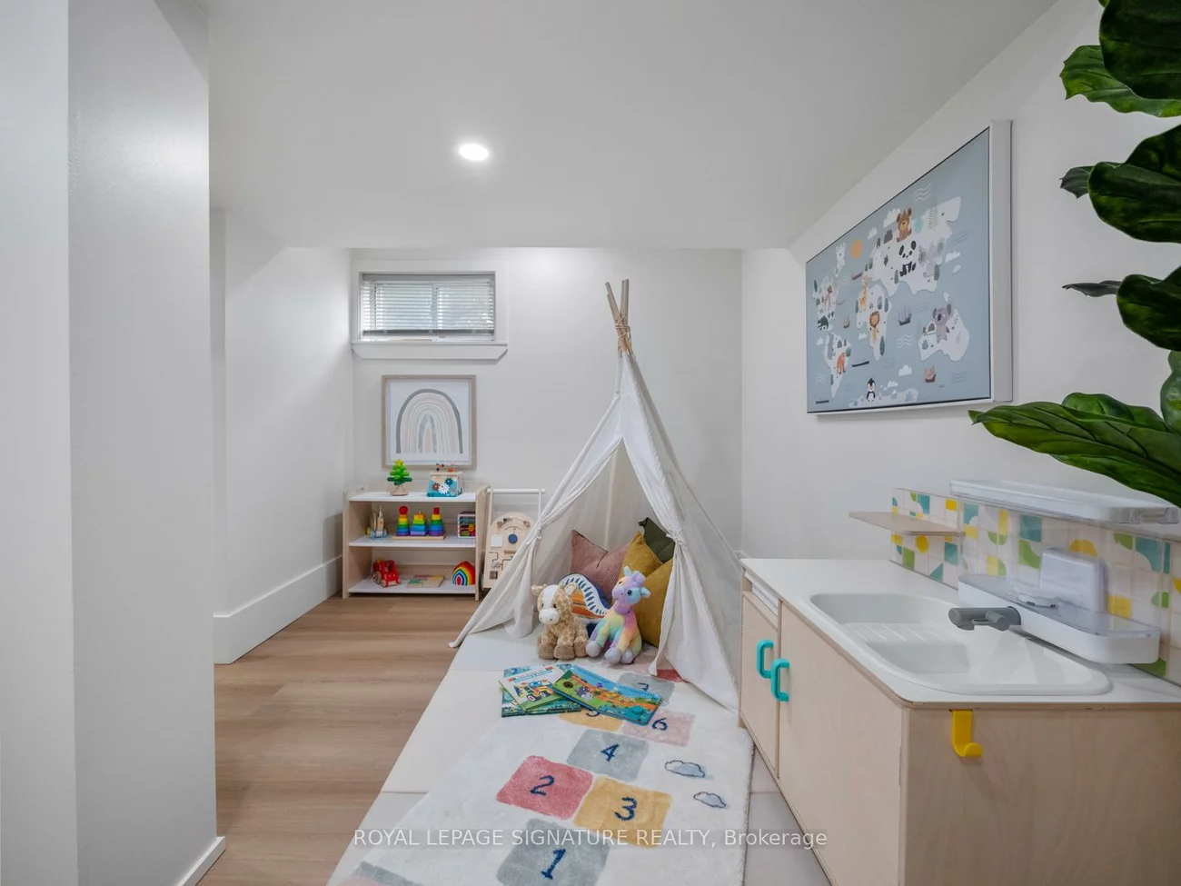 151, Eastwood, Birchcliffe-Cliffside, Toronto