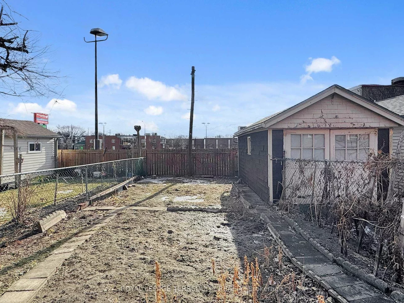 371, Strathmore, Danforth, Toronto