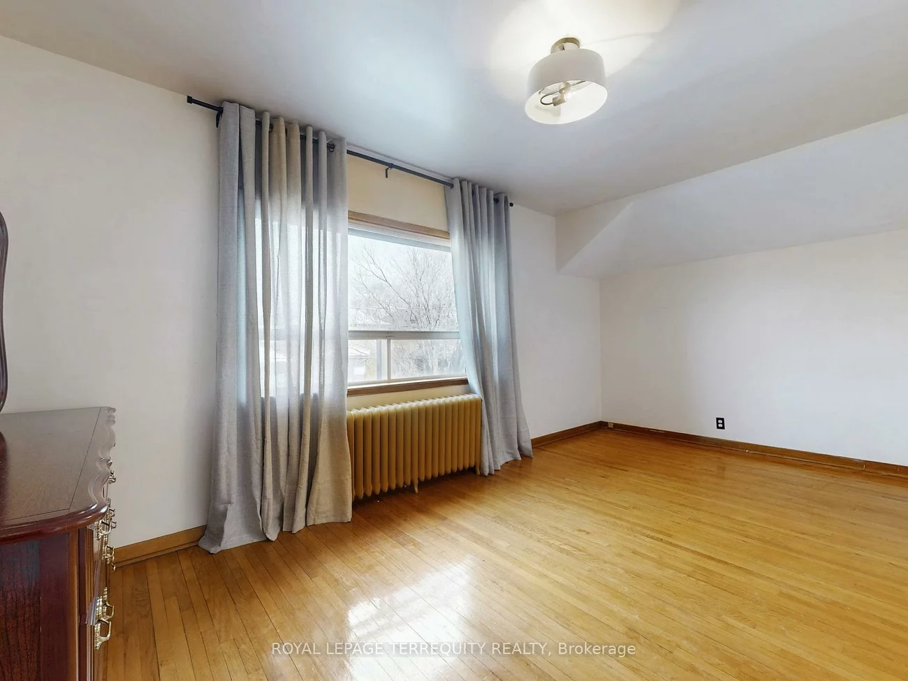 371, Strathmore, Danforth, Toronto