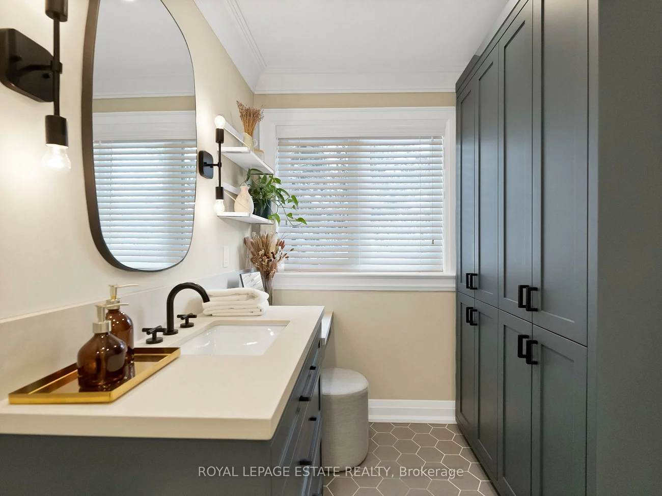 19, Red Deer, Birchcliffe-Cliffside, Toronto