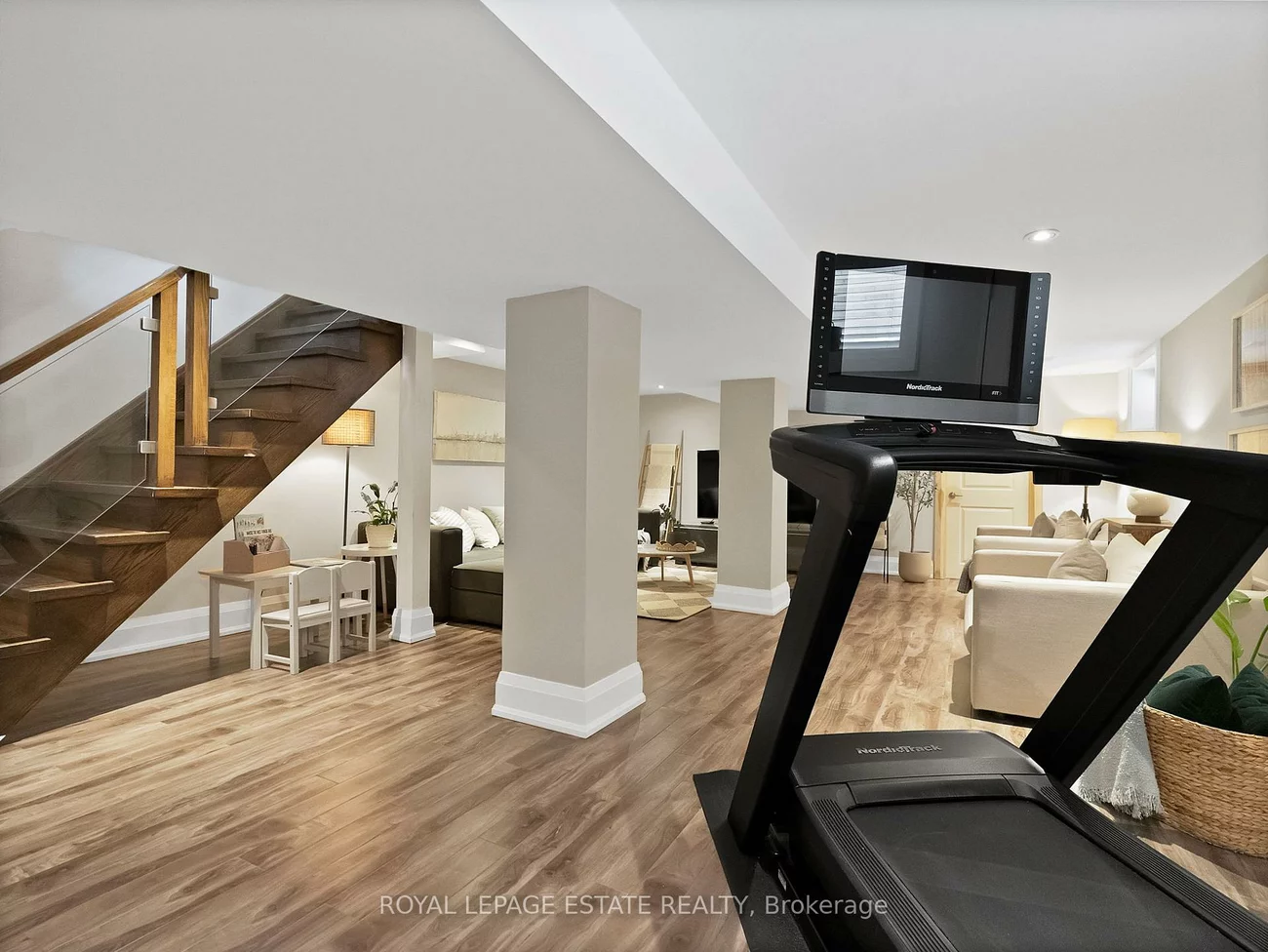 19, Red Deer, Birchcliffe-Cliffside, Toronto