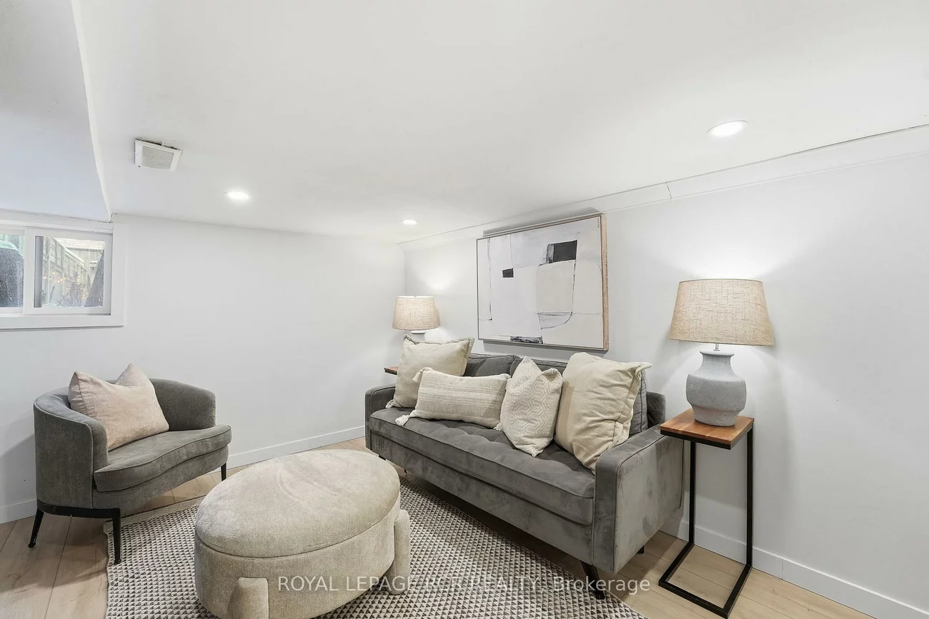 257, Rhodes, Greenwood-Coxwell, Toronto