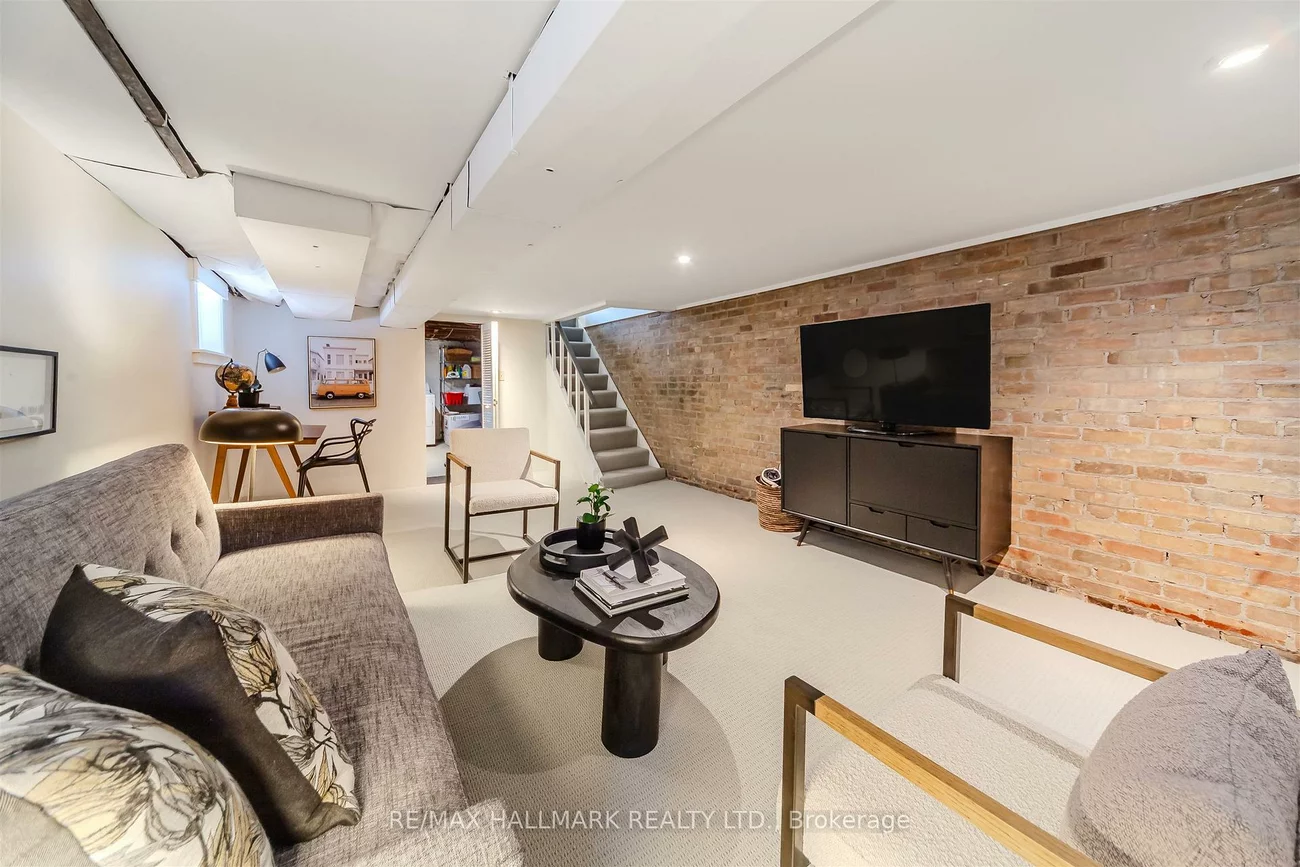 97, Queensdale, Danforth Village-East York, Toronto